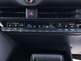 デュアルオートエアコンで運転席、助手席それぞれお好みの温度設定で快適に!