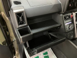 グローボックスの上部にはティッシュボックス(大きさによります)を置くことが出来るスペースがあります。