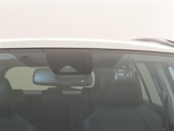 ミニ波レーダーと単眼カメラで先行車を認識し、車速に応じた車間距離を保ちながら追従走行を支援します。