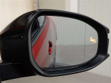 隣車線を走る車両をレーダーで検知し、ドアミラーでは確認しにくい後側方エリアに存在する車両に加え、急接近してくる車両も検知します。車両を検知するとドアミラーに搭載されたLEDインジケーターが点灯します。