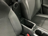 【フロントセンターアームレスト(ボックス付き)】運転席と助手席の間には、小物が収納できるボックス付のアームレストが装備!必要な物をぱっと取り出せて車内もスッキリです♪