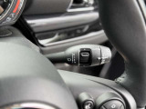 輸入車のため、ウィンカーレバーとワイパーレバーの配置は国産車と左右が逆となります。操作に慣れるまでは違和感がありますが、使用を重ねることで自然に扱えるようになります。