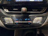 【左右独立オートエアコン】運転席と助手席で温度を変えられ自動で調整してくれます。ロングドライブも快適♪