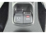 パーキングブレーキは便利な電動式!ボタン一つで操作でき、アクセルを踏めば自動で解除されます、レバーやペダルが無いので運転席廻りもすっきりしますね