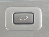 【パワーバックドア】スマートキーや運転席のボタンを押すだけでリアゲートが自動で開閉します!荷物を持っている時や、高い位置にあるバックドアを閉める際に便利な機能です♪