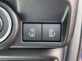 運転席よりパワースライドドアの操作がワンタッチで可能です