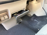 運転席 足元 収納スペース