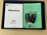 メンテナンスノート【点検整備記録簿・保証書】、取説も揃ってます。スマートキーはバッグなどにしまったままボタン操作でエンジンの始動・停止ができて大変便利です