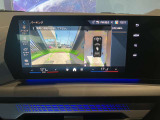【ナビ純正】ワイドコントールディスプレイは、画面内に多数の情報を表示する事が可能です。センターコンソールiDriveコントローラー操作だけでなく、タッチパネルでの操作も可能となっております。