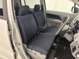 運転席と助手席です。クリーニング専門のスタッフにより隅々まできれいに仕上げております。乗り出しから気持ちよくお使いいただけます。