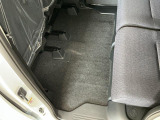 しっかりと汚れ、砂ぼこりを落とし足元まで清潔な車内空間を作り上げております♪