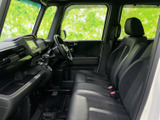 運転席からの視界が広く、安全な運転をサポートします。操作しやすい位置にスイッチが配置され、快適なドライビングを演出します。