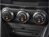 【オートエアコン】一度お好みの温度に設定すれば、車内の温度を検知し風量や温度を自動で調整。暑い&hellip;寒い&hellip;と何度もスイッチ操作をする必要はありません。快適な車内空間には必須の機能ですね。