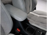 肘置き(小物収納付)がありますので運転時の負担軽減してくれます。