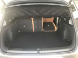 MINIはスペアタイヤを搭載しておりません。スペアタイヤをなくすことにより、荷室を従来よりも広くとることが出来ております。現在のMNIはコンパクトボディーに機能性を搭載しております。