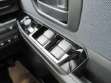 運転席ドアには各ウインドウの集中操作が可能となっています。