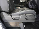 【ハイトアジャスター】レバーの上下操作だけで、座面を運転しやすい高さへ簡単に調節できます。