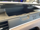 運転席にはアッパーボックスを備えており、小物の収納に便利です。