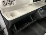 グローブボックスなどの多彩で便利な収納が設けられています。