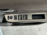 運転席のスイッチで全てのウィンドウの開閉操作を行うことができます。ロックボタンをONにしておくと、運転席以外のウィンドウは作動しないのでお子様を乗せているときなども安心ですね♪