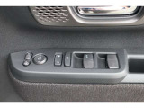 【運転席内ドア 】ミラー操作やウィンドウ開閉スイッチはドライバー目線で配置され、快適な操作性を実現!