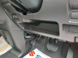 運転席にアンダートレイがございます。小物などの収納に使用ください。