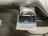 欲しいときにワンタッチで出せるドリンクホルダー★普段はすっきり収納できます★