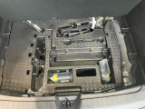 ラゲッジスペースの下に車載工具&パンク修理キットが収納されています!突然のパンク修理にお使いください!