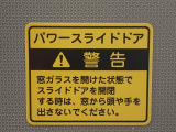 最も気になる室内は、特にこだわってクリーニングしております。マットやシートだけではなく、エアコンの吹き出し口やドアノブの隙間など、様々なブラシや道具を使い分けて、隅々までクリーニングしております。