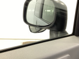 【サイドアンダーミラー】助手席側ドアミラーの下部についております。停車時・発進時などに車両左側の死角になった部分を確認するときに役立ちます。