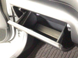 【グローブボックス】収納スペースが沢山あるので車内が散らからずに助かります。ちょっとした物を入れるのにいいですね♪