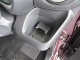乗車中にホッと一息、ドリンクホルダーもありますよ!ドリンクだけでなく小物類も収納できますよ