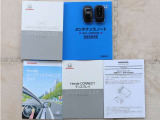 スマートキーは2個あります。ドアの開錠・施錠はもちろんですが、鍵を取り出さなくてもエンジンを始動出来ます。両手に荷物をお持ちの時でも、大変便利です。また保証書・取扱説明書もございます。