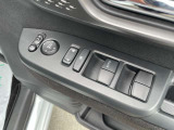 【運転席内ドア 】ミラー操作やウィンドウ開閉スイッチはドライバー目線で配置され、快適な操作性を実現!