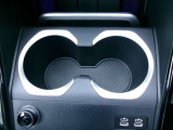 ワイヤレスチャージングを搭載しているので対応機種なら置くだけで充電ができます。コードをつけなくてもよいので、運転席周りがスッキリします。