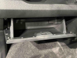 グローブボックスは助手席前にあり、実用的な収納として使えます♪