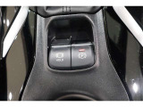電動パーキングブレーキ付きです。シフトレバーをPポジションに入れると自動で作動し、ブレーキを踏みながらPポジション以外にシフトすると解除されるオート機能付きです。ホールド機能もあるので大変便利です。
