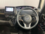 【運転席・助手席】運転席の足もともゆったりで長距離ドライブでも快適に★