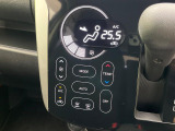 【オートエアコン】一度お好みの温度に設定すれば、車内の温度を検知し風量や温度を自動で調整。暑い&hellip;寒い&hellip;と何度もスイッチ操作をする必要はありません。快適な車内空間には必須の機能ですね♪