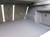 トランクは広く設計され、開口部も大きく荷物の積み下ろしがしやすい構造。フラットな床面でスーツケースや大型荷物も安定して収納でき、日常使いにも便利なスペースです。
