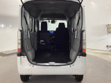 ワンアクションでダイブダウンできるリヤシートは簡単に荷室を広げることができます