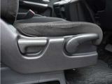 【シートハイトアジャスター】運転席の座面を上下できるハイトアジャスター付きでご家族やお友達とシェアできてロングドライブも楽々です。