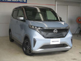 ■ボディーカラーはじわじわ人気がすごい「ソルベブルーPM (D32) /チタニウムグレーM (U17) 」の2トーンカラーです。ルーフサイドステッカーがおしゃれですね!