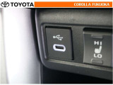 ポータブルオーディオなどの機器を接続して、車両のスピーカーで聞くことができます。