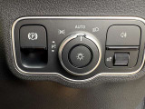 メルセデス・ベンツのヘッドライトスイッチはとてもシンプルなスイッチです。基本的にAUTOの位置にしていれば周辺の明るさを判断し自動でヘッドライトを転倒させ安全運転に一役買ってくれます。