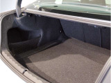 BMWではスペアタイヤが非搭載となるため、スペースは拡大されており、収納スペースとして利用可能。トランクの下にも収納スペースがあり、意外と役に立つスペースでございます。