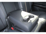 リヤシートセンタ-アームレスト内にドリンクホルダ-を装備。居住性も良好です!