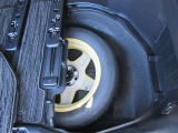 スペアタイヤ設定車です。近年はパンク修理キットを採用した車両が多いですが、タイヤがバーストして修復不可の状態になるとスペアタイヤの方が重宝します。車選びの参考にしてください