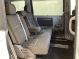 2列目シートは背もたれの角度調節ができるベンチシートになっております。長距離運転になってもゆったりとできるように、アームレストがついてます。