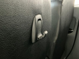 【フック】フックの用途は様々。手荷物のバッグや買い物袋、ビニール袋をぶら下げてゴミ箱にしても良いですね♪